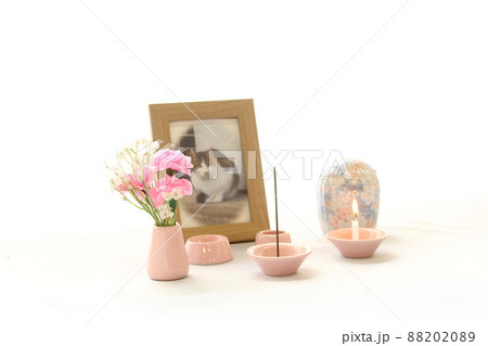 窓辺に飾られた手元供養用のペットの写真と骨壺14 88202089