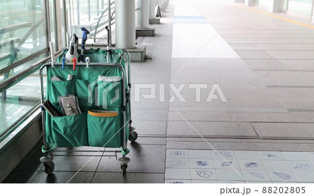ビルの清掃　清掃道具　無人　バイト　余白 88202805