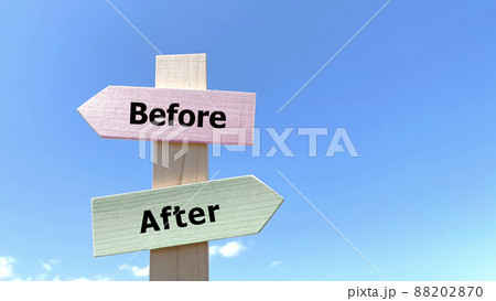 BeforeとAfter文字入り色付き道しるべと青空_右空間 88202870