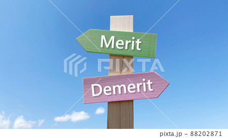 MeritとDemerit文字入りの色付き道しるべと青空 MeritとDemerit文字入りの色付き道しるべと青空 88202871