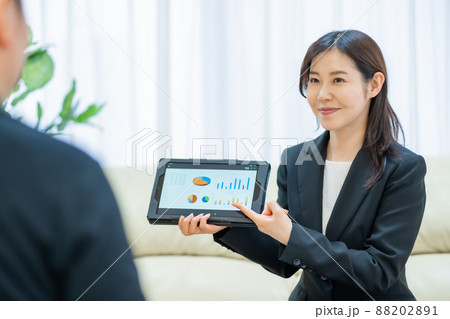 タブレットを持ち将来の資産運用を説明するビジネスウーマン タブレットを持ち将来の資産運用を説明するビジネスウーマン 88202891