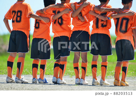 少年サッカーの試合＜71＞（PK戦で肩を組む選手たち） 88203513