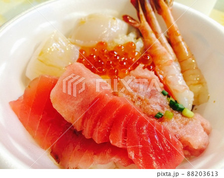 青森魚菜センターの「のっけ丼」 88203613