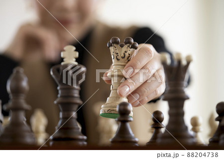 チェスの駒を動かす女性の手元 88204738