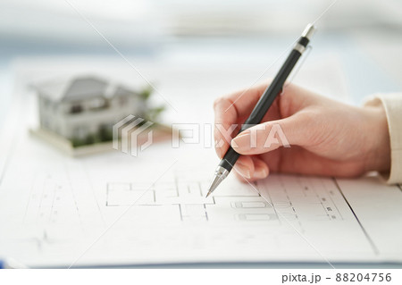 建物の図面に書き込むアジア人建築士 建物の図面に書き込むアジア人建築士 88204756