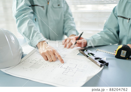 建築の打ち合わせをするアジア人の作業員 88204762