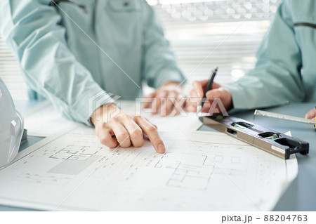 建築の打ち合わせをするアジア人の作業員 88204763