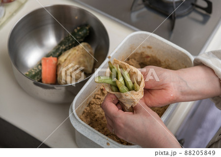 【出汁パックに入れて漬けた枝豆を糠床から取り出す】 88205849