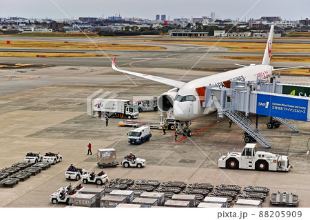 大阪国際空港 旅客機と搭乗橋 88205909