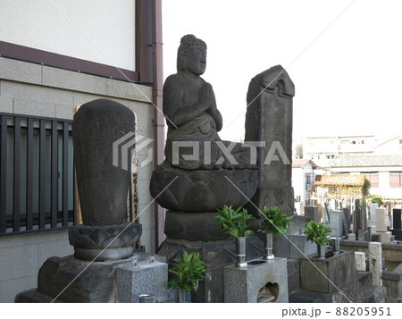 豊島区の本妙寺にある明暦の大火供養塔 豊島区の本妙寺にある明暦の大火供養塔 88205951