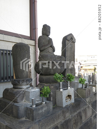 豊島区の本妙寺にある明暦の大火供養塔 豊島区の本妙寺にある明暦の大火供養塔 88205952