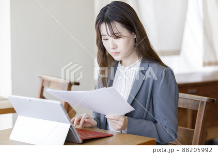 パソコンで資料作成する女性 88205992