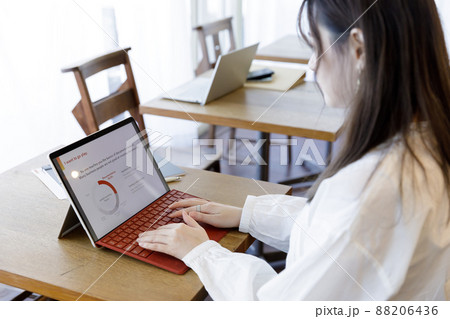 パソコン作業をする女性 パソコン作業をする女性 88206436