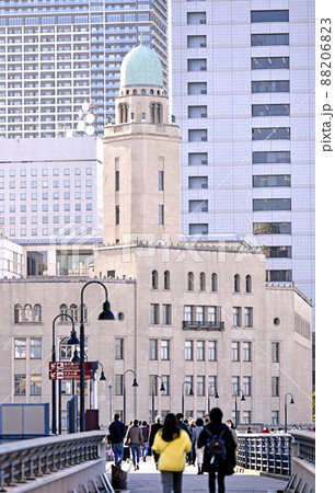 日本の横浜都市景観　横浜税関などを望む。まん延防止発令中だが多くの人出＝3月14日 88206823