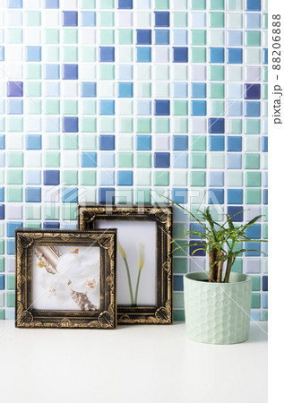 フォトフレームとタイル壁と観葉植物 88206888