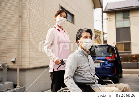 車イスにのる男性と女性 88206926