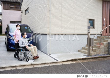 車イスにのる男性と女性 88206929