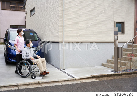 車イスにのる男性と女性 車イスにのる男性と女性 88206930