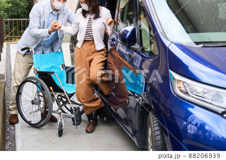 車イスにのる女性と男性 88206939