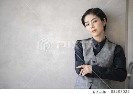 マニッシュな雰囲気の若い女性 カメラ目線 ポートレート マニッシュな雰囲気の若い女性 カメラ目線 ポートレート 88207025