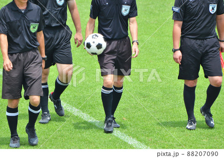 少年サッカーの審判<04>(試合を審判するレフリーたち) 少年サッカーの審判<04>(試合を審判するレフリーたち) 88207090