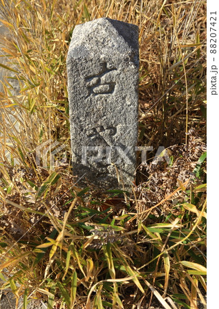 石で造られた道しるべ 88207421