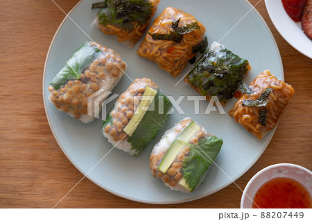 ライスペーパーで巻いた麺と納豆ごはん 88207449