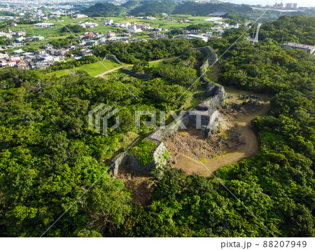 沖縄県南城市にある糸数城址の城壁 88207949