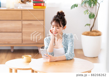 スマホを見る若い女性 88208262