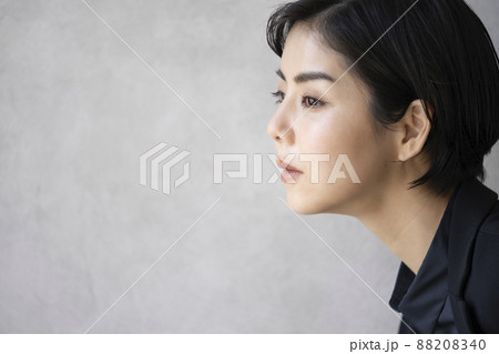 30代のの女性 横顔 30代のの女性 横顔 88208340