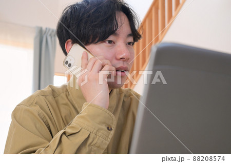 家でPC作業をしている男性 在宅ワーク 電話 家でPC作業をしている男性 在宅ワーク 電話 88208574