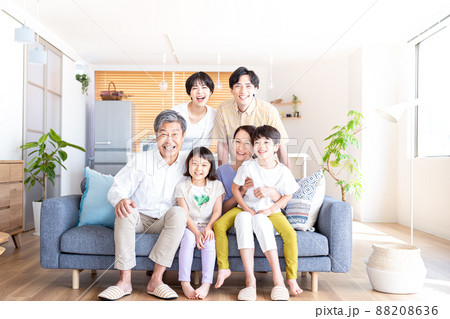 リビングルームでくつろぐ三世代家族 88208636