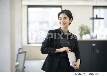 笑顔のビジネスウーマン 笑顔のビジネスウーマン 88208806