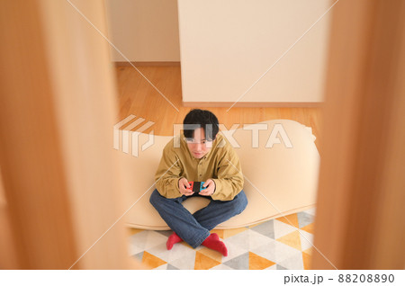 家でゲームをしている男性 家でゲームをしている男性 88208890