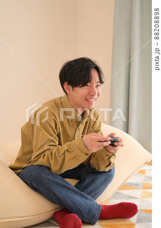 家でゲームをしている男性 家でゲームをしている男性 88208898