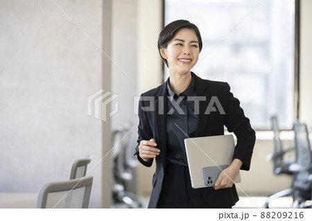 笑顔のビジネスウーマン 笑顔のビジネスウーマン 88209216