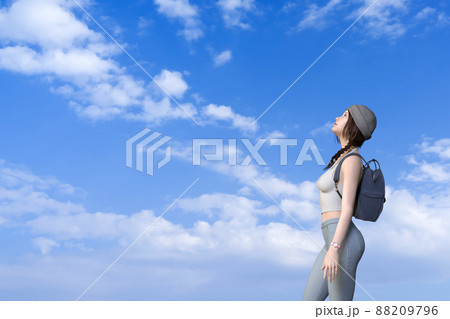 真剣な表情で雲が浮かぶ空を見つめる三つ編みをしリュックを背負うタンクトップ姿の女の子 88209796