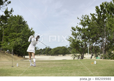 ティーショットを打つゴルフ女子 ティーショットを打つゴルフ女子 88209980