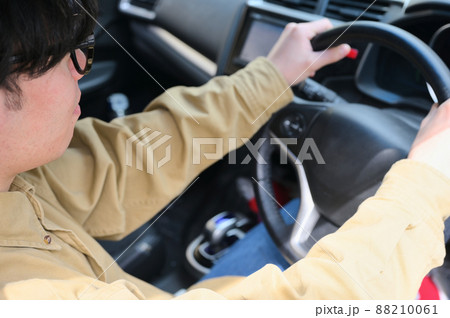 運転している男性　車　ドライブ 88210061