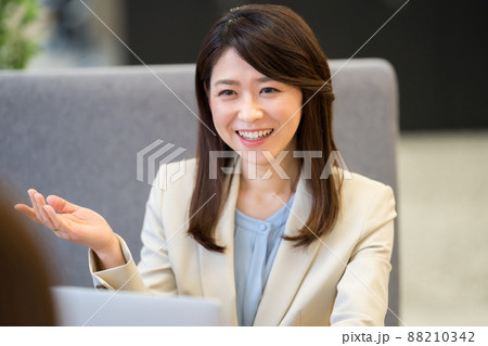 オフィスと女性 オフィスと女性 88210342