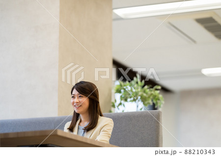 オフィスと女性 88210343