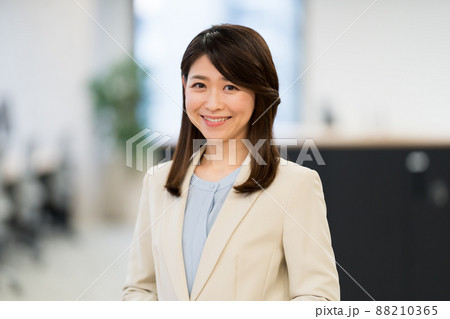 オフィスと女性 オフィスと女性 88210365