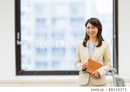 オフィスと女性 88210373
