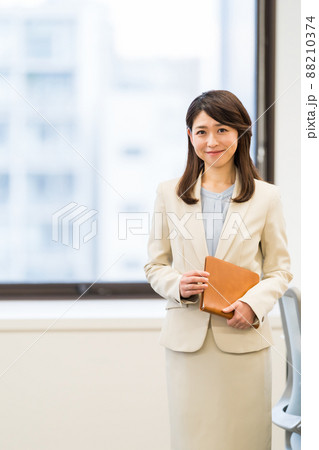 オフィスと女性 オフィスと女性 88210374