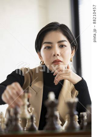 チェスの駒を動かす女性 チェスの駒を動かす女性 88210457