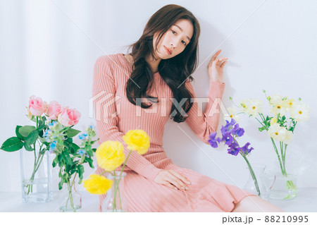 花に囲まれる女性 花に囲まれる女性 88210995
