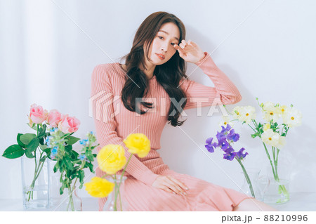 花に囲まれる女性 花に囲まれる女性 88210996