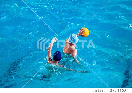 Young men play water polo 88211029