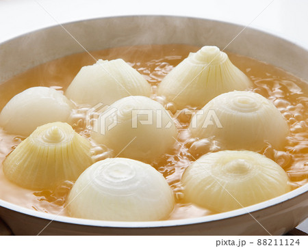 新玉ねぎの丸ごとスープ煮 新玉ねぎの丸ごとスープ煮 88211124