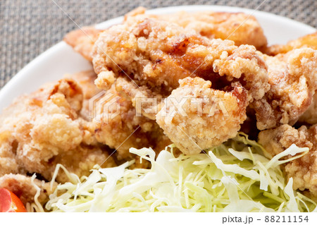 唐揚げ(鶏もも肉)のアップ。 88211154